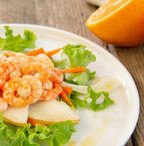 Mazzancolle all'arancia su insalata di pere, carote e finocchio