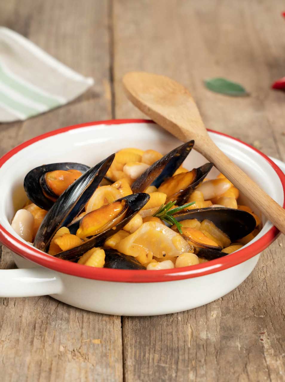 Rustic pasta with mussels and legumes